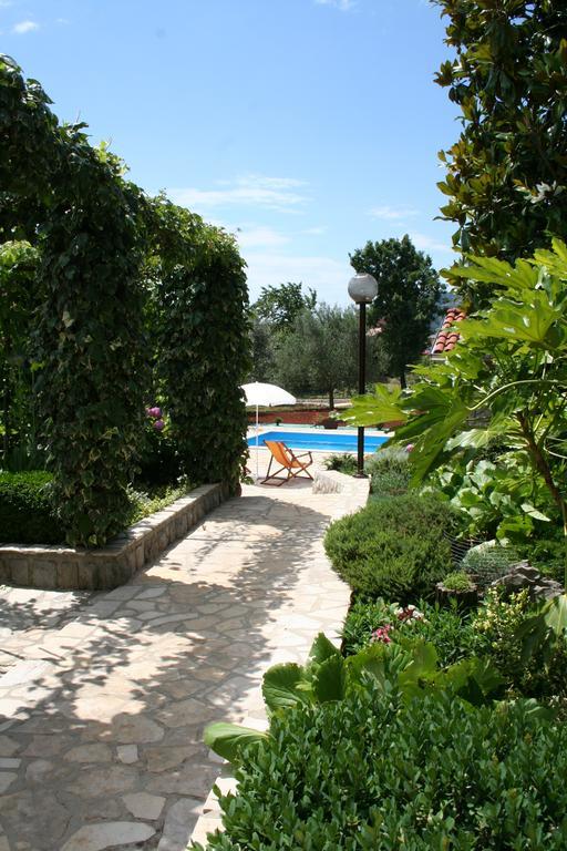 Apartments Petricic With Swimming Pool Ičići Eksteriør bilde