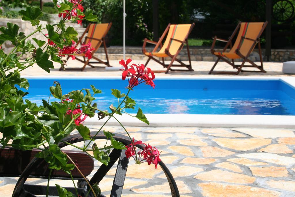 Apartments Petricic With Swimming Pool Ičići Eksteriør bilde
