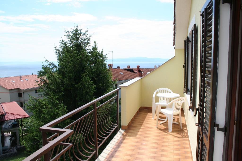 Apartments Petricic With Swimming Pool Ičići Eksteriør bilde