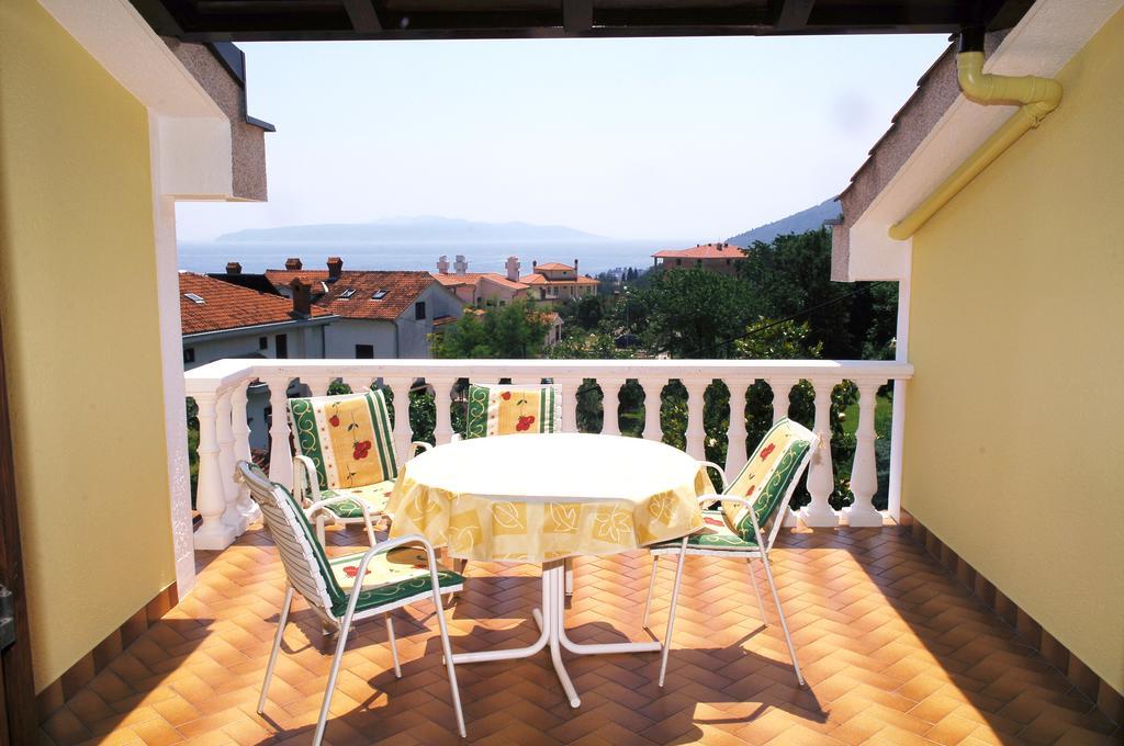 Apartments Petricic With Swimming Pool Ičići Eksteriør bilde