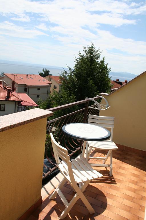 Apartments Petricic With Swimming Pool Ičići Eksteriør bilde